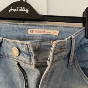 Levi’s High rise skinny jeans 27